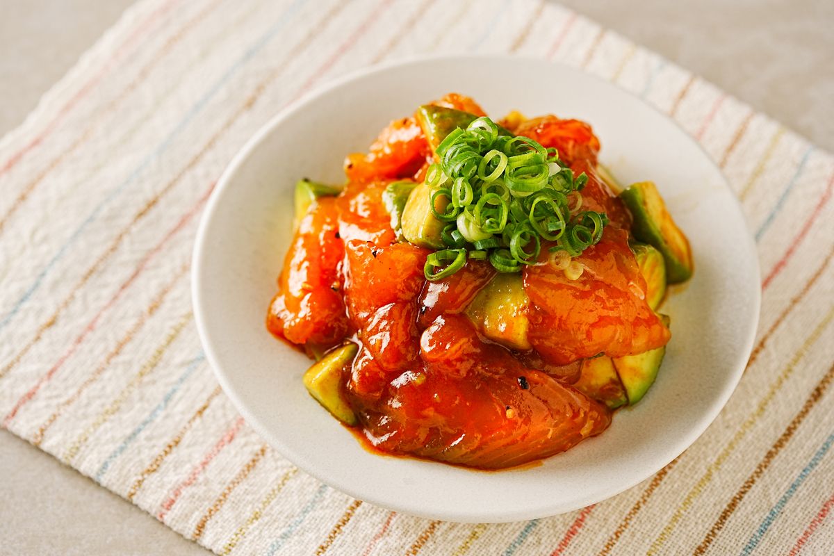 【レシピ】ニンニク醤油とアボカドのユッケ⾵